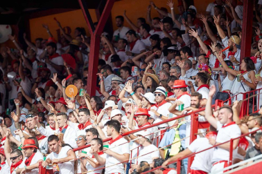 Público asistente a la Plaza de Toros de Pamplona durante la sexta corrida de la Feria del Toro 2019 con la ganadería de Núñez del Cuvillo para los diestros Cayetano Rivera, Miguel Ángel Perera y Antonio Ferrera.