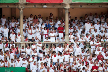 Público asistente a la Plaza de Toros de Pamplona durante la sexta corrida de la Feria del Toro 2019 con la ganadería de Núñez del Cuvillo para los diestros Cayetano Rivera, Miguel Ángel Perera y Antonio Ferrera.