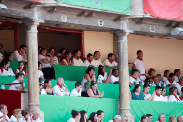 Público asistente a la Plaza de Toros de Pamplona durante la sexta corrida de la Feria del Toro 2019 con la ganadería de Núñez del Cuvillo para los diestros Cayetano Rivera, Miguel Ángel Perera y Antonio Ferrera.