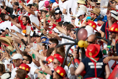 Público asistente a la Plaza de Toros de Pamplona durante la sexta corrida de la Feria del Toro 2019 con la ganadería de Núñez del Cuvillo para los diestros Cayetano Rivera, Miguel Ángel Perera y Antonio Ferrera.
