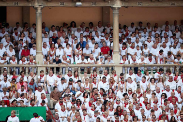 Público asistente a la Plaza de Toros de Pamplona durante la sexta corrida de la Feria del Toro 2019 con la ganadería de Núñez del Cuvillo para los diestros Cayetano Rivera, Miguel Ángel Perera y Antonio Ferrera.
