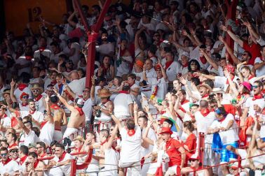 Público asistente a la Plaza de Toros de Pamplona durante la sexta corrida de la Feria del Toro 2019 con la ganadería de Núñez del Cuvillo para los diestros Cayetano Rivera, Miguel Ángel Perera y Antonio Ferrera.