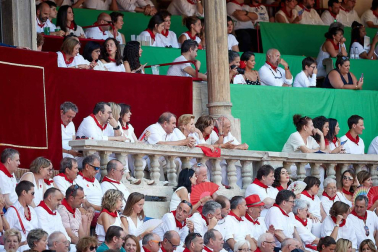 Público asistente a la Plaza de Toros de Pamplona durante la sexta corrida de la Feria del Toro 2019 con la ganadería de Núñez del Cuvillo para los diestros Cayetano Rivera, Miguel Ángel Perera y Antonio Ferrera.
