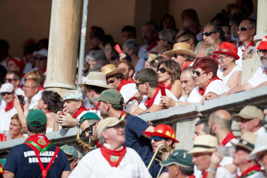 Público asistente a la Plaza de Toros de Pamplona durante la sexta corrida de la Feria del Toro 2019 con la ganadería de Núñez del Cuvillo para los diestros Cayetano Rivera, Miguel Ángel Perera y Antonio Ferrera.