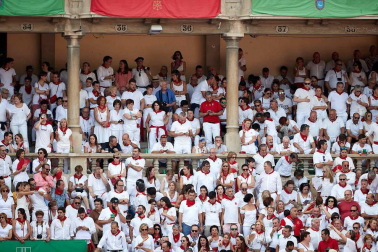 Público asistente a la Plaza de Toros de Pamplona durante la sexta corrida de la Feria del Toro 2019 con la ganadería de Núñez del Cuvillo para los diestros Cayetano Rivera, Miguel Ángel Perera y Antonio Ferrera.