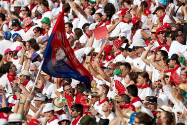 Público asistente a la Plaza de Toros de Pamplona durante la sexta corrida de la Feria del Toro 2019 con la ganadería de Núñez del Cuvillo para los diestros Cayetano Rivera, Miguel Ángel Perera y Antonio Ferrera.
