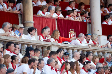 Público asistente a la Plaza de Toros de Pamplona durante la sexta corrida de la Feria del Toro 2019 con la ganadería de Núñez del Cuvillo para los diestros Cayetano Rivera, Miguel Ángel Perera y Antonio Ferrera.