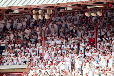Público asistente a la Plaza de Toros de Pamplona durante la sexta corrida de la Feria del Toro 2019 con la ganadería de Núñez del Cuvillo para los diestros Cayetano Rivera, Miguel Ángel Perera y Antonio Ferrera.