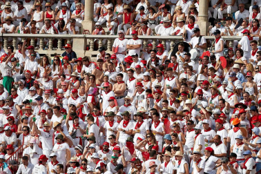 Público asistente a la Plaza de Toros de Pamplona durante la sexta corrida de la Feria del Toro 2019 con la ganadería de Núñez del Cuvillo para los diestros Cayetano Rivera, Miguel Ángel Perera y Antonio Ferrera.