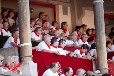 Público asistente a la Plaza de Toros de Pamplona durante la sexta corrida de la Feria del Toro 2019 con la ganadería de Núñez del Cuvillo para los diestros Cayetano Rivera, Miguel Ángel Perera y Antonio Ferrera.