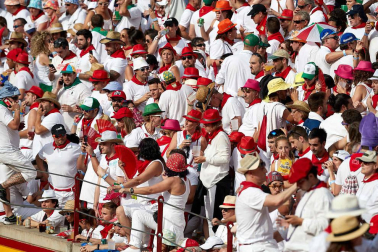 Público asistente a la Plaza de Toros de Pamplona durante la sexta corrida de la Feria del Toro 2019 con la ganadería de Núñez del Cuvillo para los diestros Cayetano Rivera, Miguel Ángel Perera y Antonio Ferrera.