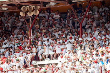 Público asistente a la Plaza de Toros de Pamplona durante la sexta corrida de la Feria del Toro 2019 con la ganadería de Núñez del Cuvillo para los diestros Cayetano Rivera, Miguel Ángel Perera y Antonio Ferrera.
