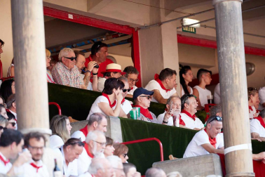 Público asistente a la Plaza de Toros de Pamplona durante la sexta corrida de la Feria del Toro 2019 con la ganadería de Núñez del Cuvillo para los diestros Cayetano Rivera, Miguel Ángel Perera y Antonio Ferrera.