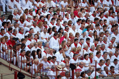 Público asistente a la Plaza de Toros de Pamplona durante la sexta corrida de la Feria del Toro 2019 con la ganadería de Núñez del Cuvillo para los diestros Cayetano Rivera, Miguel Ángel Perera y Antonio Ferrera.
