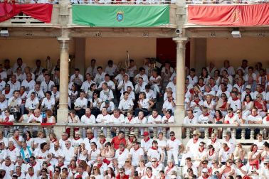 Público asistente a la Plaza de Toros de Pamplona durante la sexta corrida de la Feria del Toro 2019 con la ganadería de Núñez del Cuvillo para los diestros Cayetano Rivera, Miguel Ángel Perera y Antonio Ferrera.