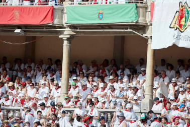 Público asistente a la Plaza de Toros de Pamplona durante la sexta corrida de la Feria del Toro 2019 con la ganadería de Núñez del Cuvillo para los diestros Cayetano Rivera, Miguel Ángel Perera y Antonio Ferrera.