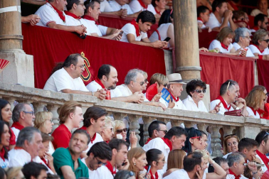 Público asistente a la Plaza de Toros de Pamplona durante la sexta corrida de la Feria del Toro 2019 con la ganadería de Núñez del Cuvillo para los diestros Cayetano Rivera, Miguel Ángel Perera y Antonio Ferrera.