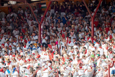 Público asistente a la Plaza de Toros de Pamplona durante la sexta corrida de la Feria del Toro 2019 con la ganadería de Núñez del Cuvillo para los diestros Cayetano Rivera, Miguel Ángel Perera y Antonio Ferrera.