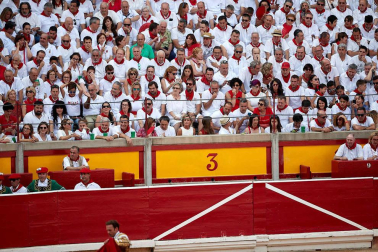 Público asistente a la Plaza de Toros de Pamplona durante la sexta corrida de la Feria del Toro 2019 con la ganadería de Núñez del Cuvillo para los diestros Cayetano Rivera, Miguel Ángel Perera y Antonio Ferrera.