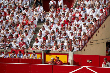 Público asistente a la Plaza de Toros de Pamplona durante la sexta corrida de la Feria del Toro 2019 con la ganadería de Núñez del Cuvillo para los diestros Cayetano Rivera, Miguel Ángel Perera y Antonio Ferrera.