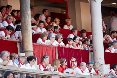 Público asistente a la Plaza de Toros de Pamplona durante la sexta corrida de la Feria del Toro 2019 con la ganadería de Núñez del Cuvillo para los diestros Cayetano Rivera, Miguel Ángel Perera y Antonio Ferrera.