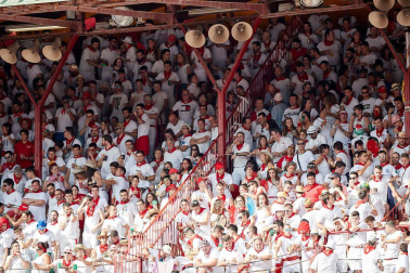Público asistente a la Plaza de Toros de Pamplona durante la sexta corrida de la Feria del Toro 2019 con la ganadería de Núñez del Cuvillo para los diestros Cayetano Rivera, Miguel Ángel Perera y Antonio Ferrera.