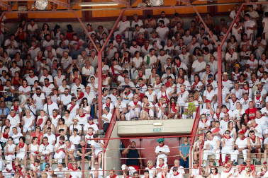 Público asistente a la Plaza de Toros de Pamplona durante la sexta corrida de la Feria del Toro 2019 con la ganadería de Núñez del Cuvillo para los diestros Cayetano Rivera, Miguel Ángel Perera y Antonio Ferrera.