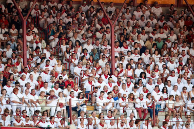 Público asistente a la Plaza de Toros de Pamplona durante la sexta corrida de la Feria del Toro 2019 con la ganadería de Núñez del Cuvillo para los diestros Cayetano Rivera, Miguel Ángel Perera y Antonio Ferrera.