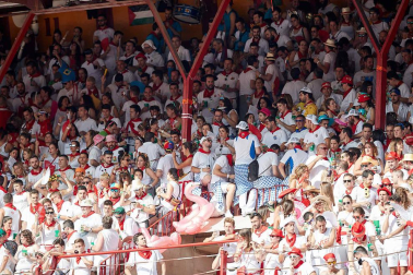 Público asistente a la Plaza de Toros de Pamplona durante la sexta corrida de la Feria del Toro 2019 con la ganadería de Núñez del Cuvillo para los diestros Cayetano Rivera, Miguel Ángel Perera y Antonio Ferrera.
