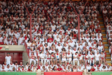 Público asistente a la Plaza de Toros de Pamplona durante la sexta corrida de la Feria del Toro 2019 con la ganadería de Núñez del Cuvillo para los diestros Cayetano Rivera, Miguel Ángel Perera y Antonio Ferrera.
