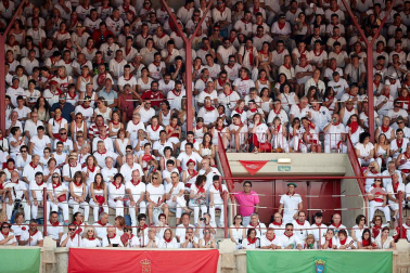 Público asistente a la Plaza de Toros de Pamplona durante la sexta corrida de la Feria del Toro 2019 con la ganadería de Núñez del Cuvillo para los diestros Cayetano Rivera, Miguel Ángel Perera y Antonio Ferrera.