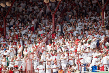Público asistente a la Plaza de Toros de Pamplona durante la sexta corrida de la Feria del Toro 2019 con la ganadería de Núñez del Cuvillo para los diestros Cayetano Rivera, Miguel Ángel Perera y Antonio Ferrera.