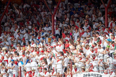 Público asistente a la Plaza de Toros de Pamplona durante la sexta corrida de la Feria del Toro 2019 con la ganadería de Núñez del Cuvillo para los diestros Cayetano Rivera, Miguel Ángel Perera y Antonio Ferrera.