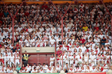 Público asistente a la Plaza de Toros de Pamplona durante la sexta corrida de la Feria del Toro 2019 con la ganadería de Núñez del Cuvillo para los diestros Cayetano Rivera, Miguel Ángel Perera y Antonio Ferrera.