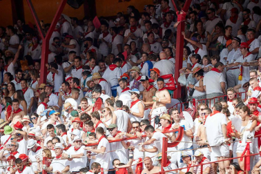 Público asistente a la Plaza de Toros de Pamplona durante la sexta corrida de la Feria del Toro 2019 con la ganadería de Núñez del Cuvillo para los diestros Cayetano Rivera, Miguel Ángel Perera y Antonio Ferrera.