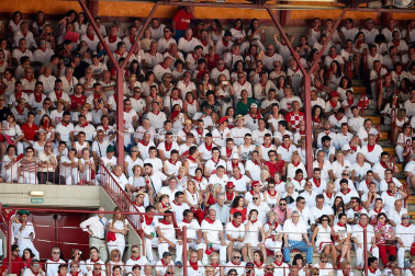 Público asistente a la Plaza de Toros de Pamplona durante la sexta corrida de la Feria del Toro 2019 con la ganadería de Núñez del Cuvillo para los diestros Cayetano Rivera, Miguel Ángel Perera y Antonio Ferrera.