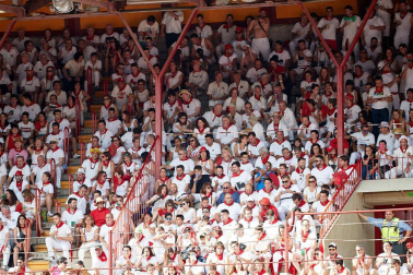 Público asistente a la Plaza de Toros de Pamplona durante la sexta corrida de la Feria del Toro 2019 con la ganadería de Núñez del Cuvillo para los diestros Cayetano Rivera, Miguel Ángel Perera y Antonio Ferrera.