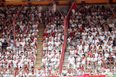 Público asistente a la Plaza de Toros de Pamplona durante la sexta corrida de la Feria del Toro 2019 con la ganadería de Núñez del Cuvillo para los diestros Cayetano Rivera, Miguel Ángel Perera y Antonio Ferrera.