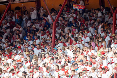 Público asistente a la Plaza de Toros de Pamplona durante la sexta corrida de la Feria del Toro 2019 con la ganadería de Núñez del Cuvillo para los diestros Cayetano Rivera, Miguel Ángel Perera y Antonio Ferrera.