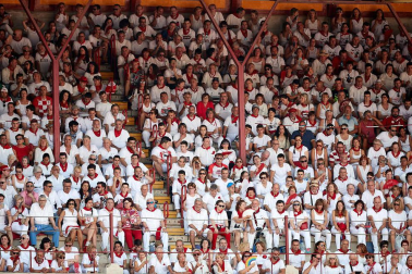 Público asistente a la Plaza de Toros de Pamplona durante la sexta corrida de la Feria del Toro 2019 con la ganadería de Núñez del Cuvillo para los diestros Cayetano Rivera, Miguel Ángel Perera y Antonio Ferrera.