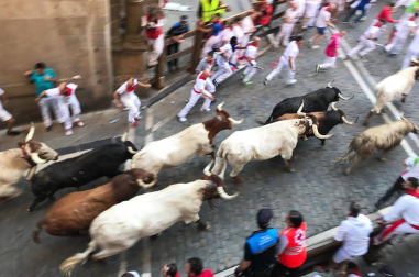 Imágenes del sexto encierro de los sanfermines 2019 protagonizado por toros de Núñez del Cuvillo.