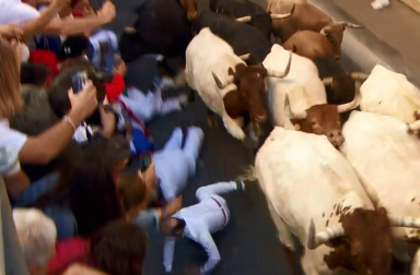 Imágenes del sexto encierro de los sanfermines 2019 protagonizado por toros de Núñez del Cuvillo.