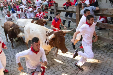 Imágenes del sexto encierro de los sanfermines 2019 protagonizado por toros de Núñez del Cuvillo.