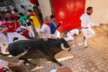 Imágenes del sexto encierro de los sanfermines 2019 protagonizado por toros de Núñez del Cuvillo.