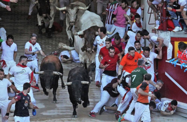 Imágenes del sexto encierro de los sanfermines 2019 protagonizado por toros de Núñez del Cuvillo.