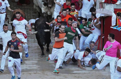 Imágenes del sexto encierro de los sanfermines 2019 protagonizado por toros de Núñez del Cuvillo.