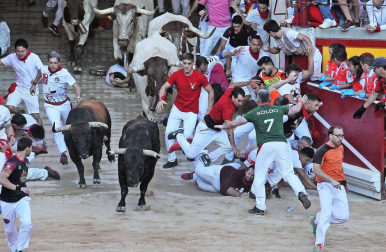 Imágenes del sexto encierro de los sanfermines 2019 protagonizado por toros de Núñez del Cuvillo.