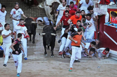 Imágenes del sexto encierro de los sanfermines 2019 protagonizado por toros de Núñez del Cuvillo.