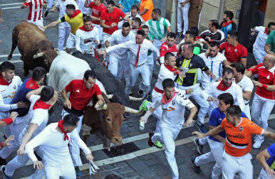 Imágenes del sexto encierro de los sanfermines 2019 protagonizado por toros de Núñez del Cuvillo.