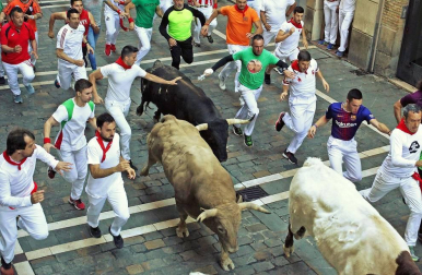Imágenes del sexto encierro de los sanfermines 2019 protagonizado por toros de Núñez del Cuvillo.